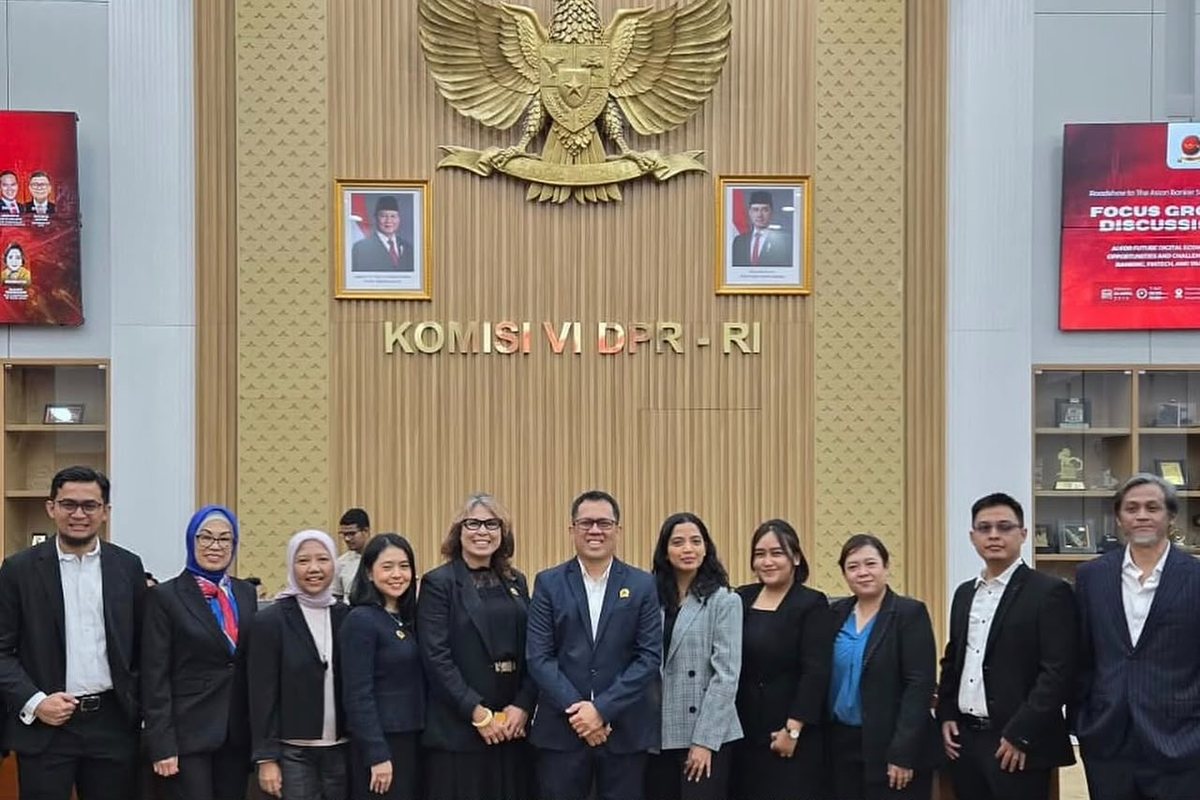 Rosita with delegates at The Asian Banker Summit focus group discussion and press conference at Komisi VI DPR-RI, Jakarta