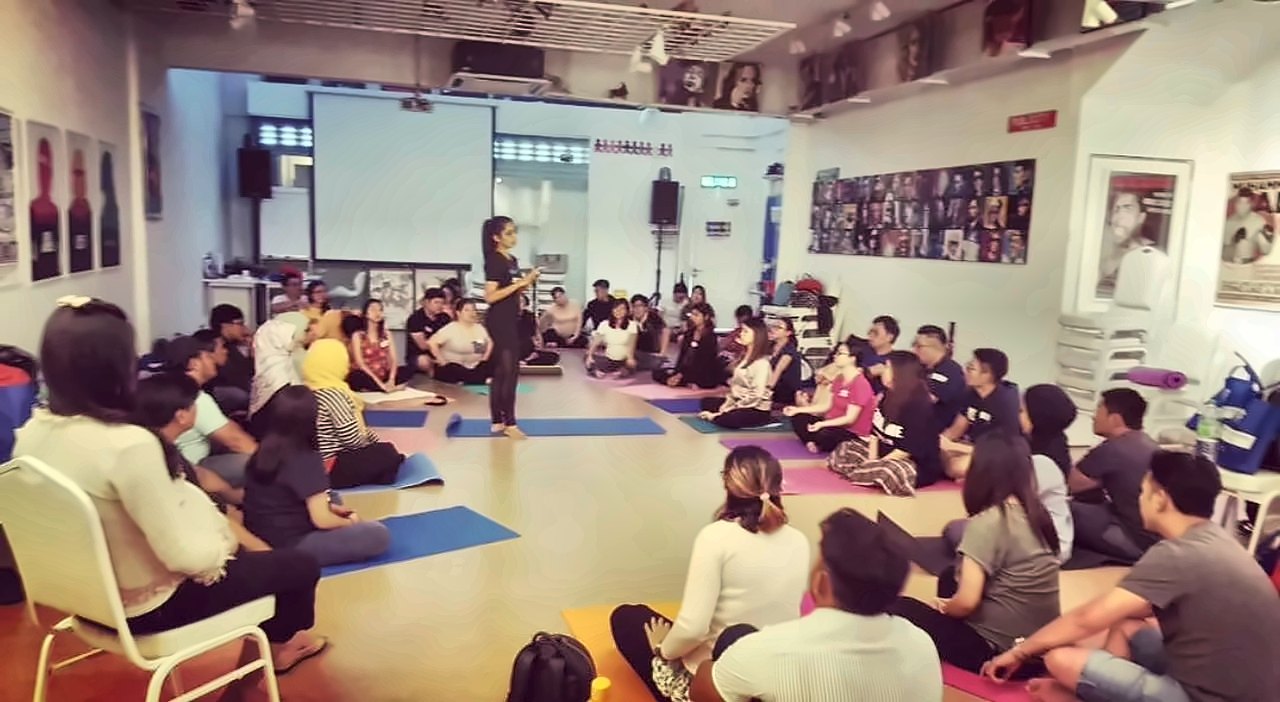 Rosita leading an antenatal workshop with Baby Academy